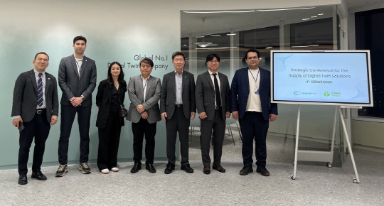 우즈베키스탄의 스마트시티 사업을 구체화하기 위해 우즈베키스탄 IT파크 부사장이 이에이트 본사를 방문했다. 사진은 이에이트와 IT파크 관계자들이 기념사진을 촬영하는 모습. 이에이트 제공